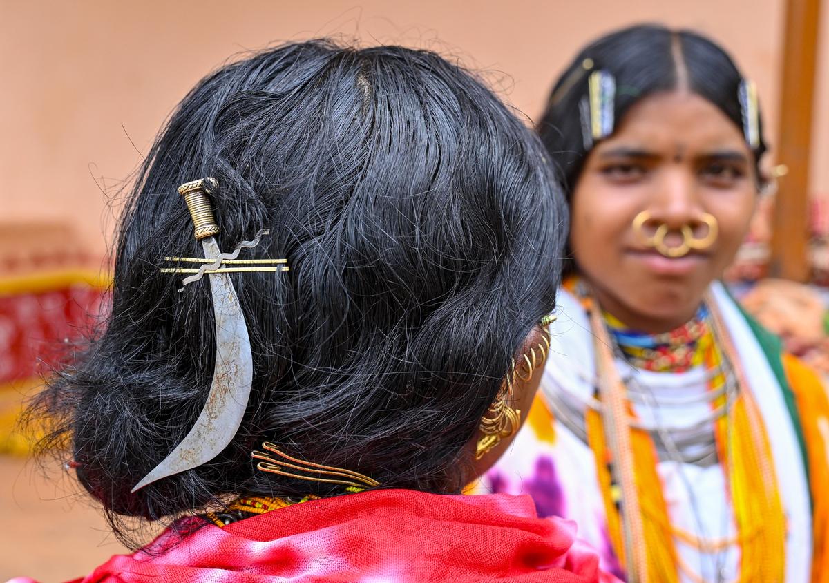A traditional dagger secured in the hair bun of a woman from the Dongria Kondh Tribe in the Niyamgiri Hills of Odisha. The distinctive practice forms part of the tribe’s cultural identity, with the dagger serving both practical and protective purposes in their daily lives amid the rugged hill terrain.