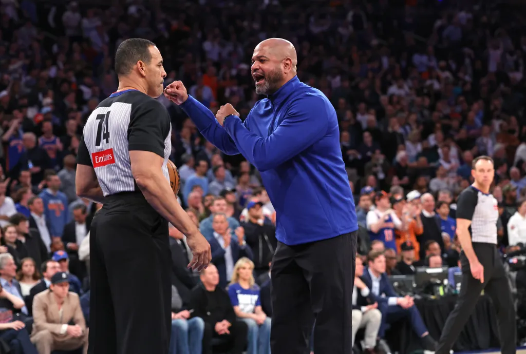 Detroit Pistons head coach J.B. Bickerstaff argues with the ref in the 4th quarter.