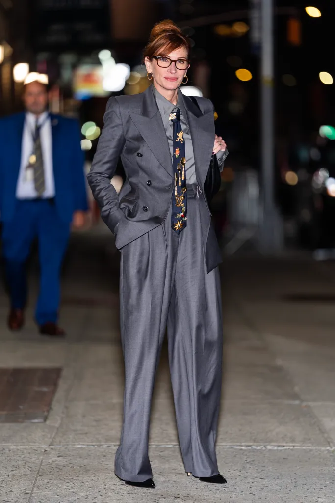 Julia Roberts in a gray Salon 1884 suit with a patterned tie.