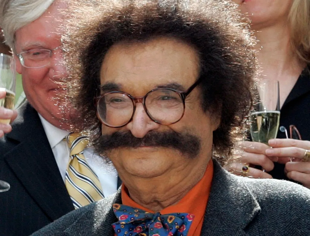 Film critic Gene Shalit toasts during Katie Couric's final show.