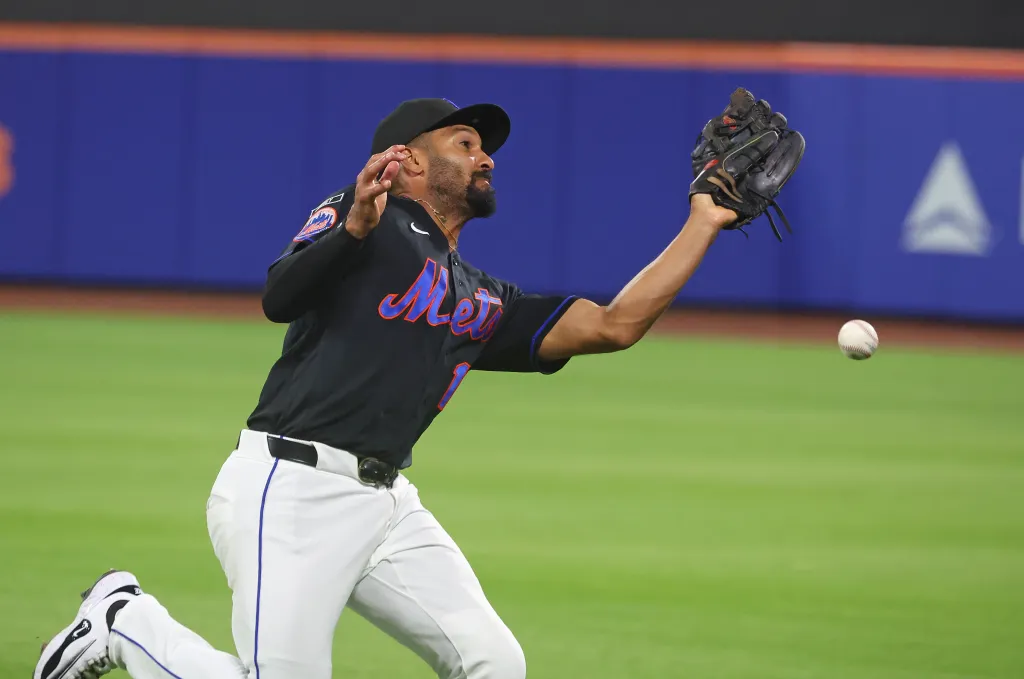 New York Mets second baseman Marcus Semien (10) makes an error during the seventh inning.