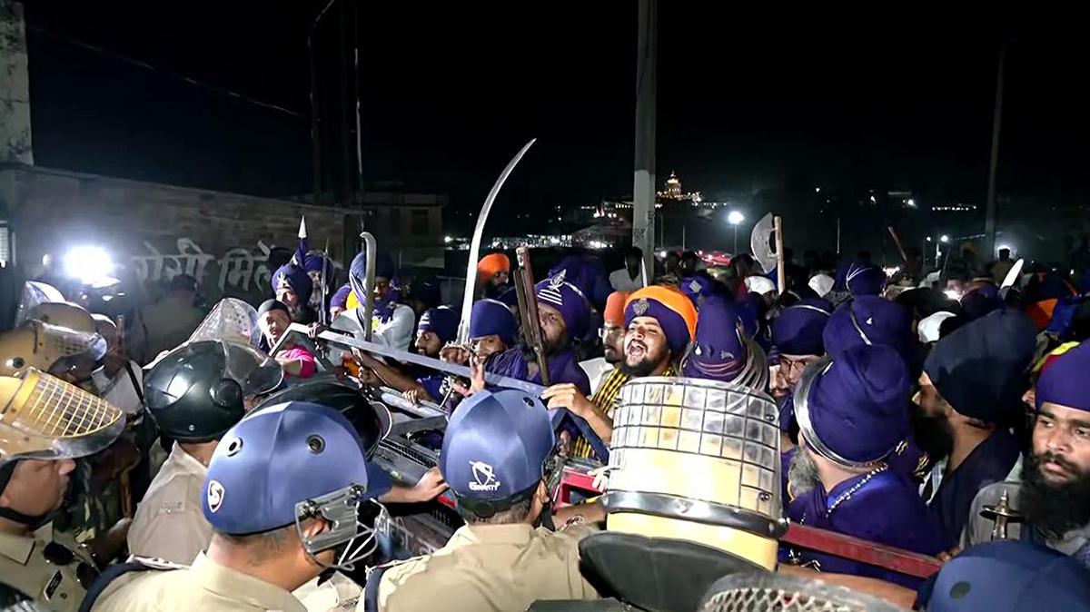 Police and Nihang Singhs face off at the Himachal–Uttarakhand border as authorities halt the group's march towards Dehradun on Thursday (June 25, 2026). (ANI Video Grab)