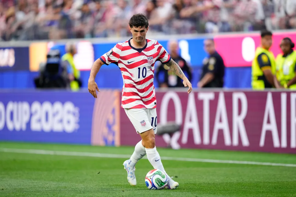  Christian Pulisic (10) of USA controls the ball during the 2026 FIFA World Cup First Stage Group D match between USA and Paraguay at SoFi Stadium (Los Angeles Stadium) in Los Angeles, California, United States on June 12, 2026. 