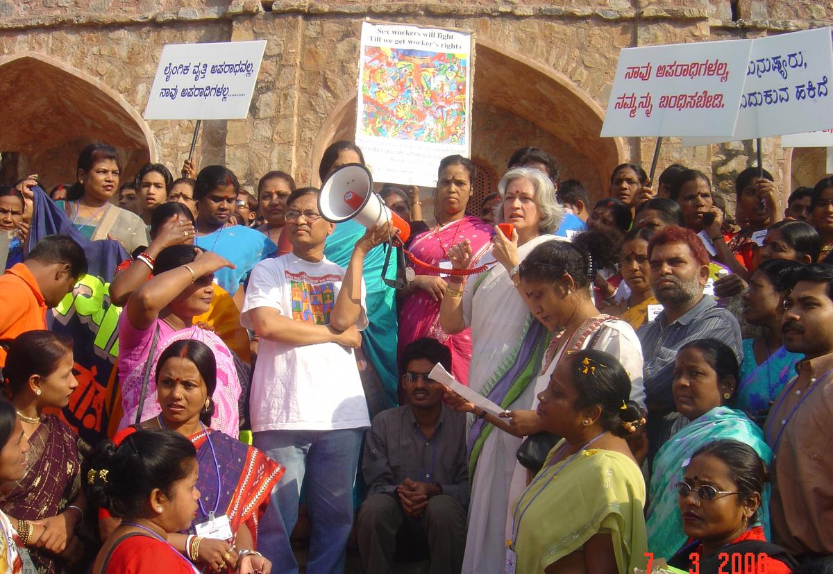 The sex workers of the Durbar Mahila Samanwaya Committee in Kolkata took their movement demanding workers’ rights to Parliament in Delhi in 2006. 