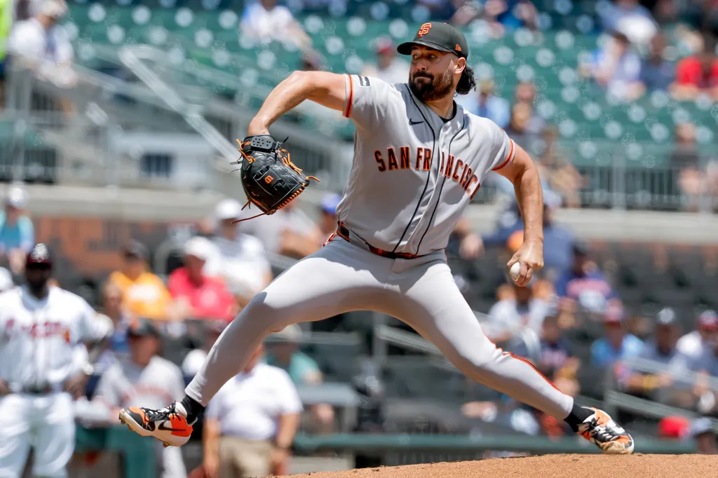 Robbie Ray pitching in his Giants uniform.