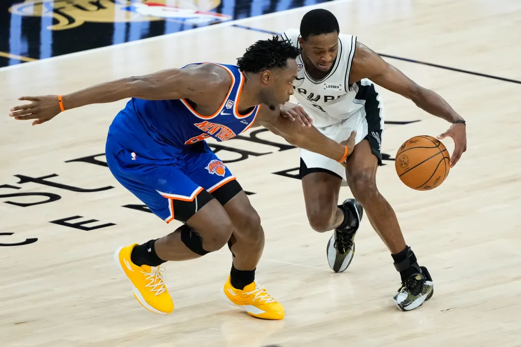 San Antonio Spurs guard De'aaron Fox, right, is pressured by New York Knicks forward Og Anunoby during the first half of Game 5.