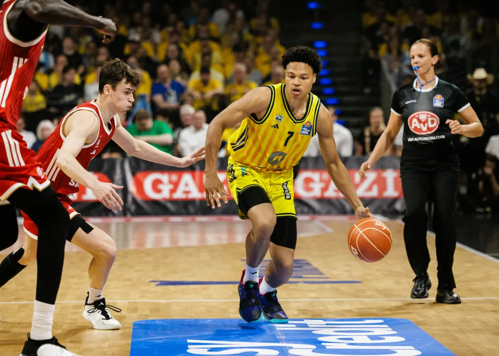 Jack Kayil of Alba Berlin dribbles against Neno Dimitrijevic of FC Bayern München