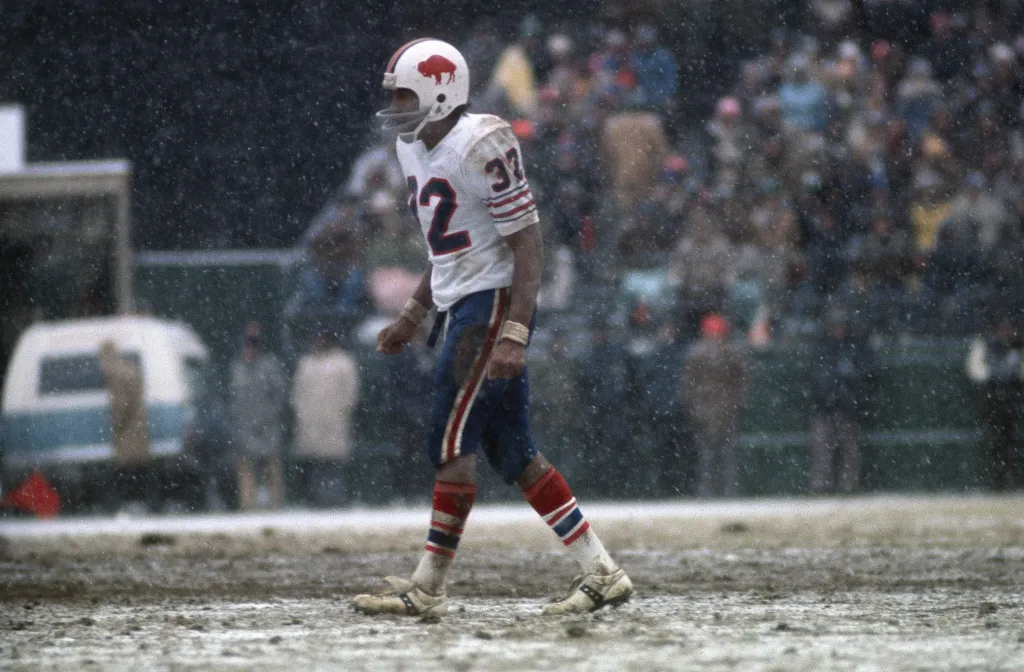 Running back O.J. Simpson #32 of the Buffalo Bills walks off the field during a mid circa 1970's NFL game against the New York Jets at Shea Stadium in Flushing, New York.