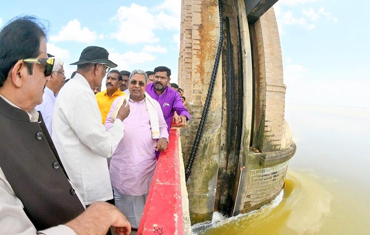 Former chief minister Siddaramaiah taking stock of the situation at Tungabhadra reservoir, in Hosapete in Vijayanagara district, after Crest Gate No. 19 was washed away.