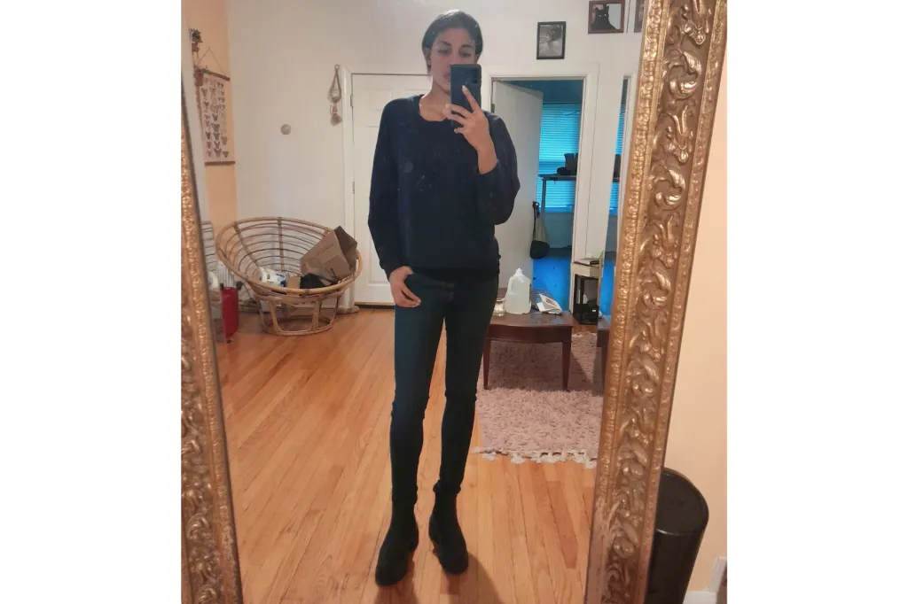 A woman wearing skinny jeans.
