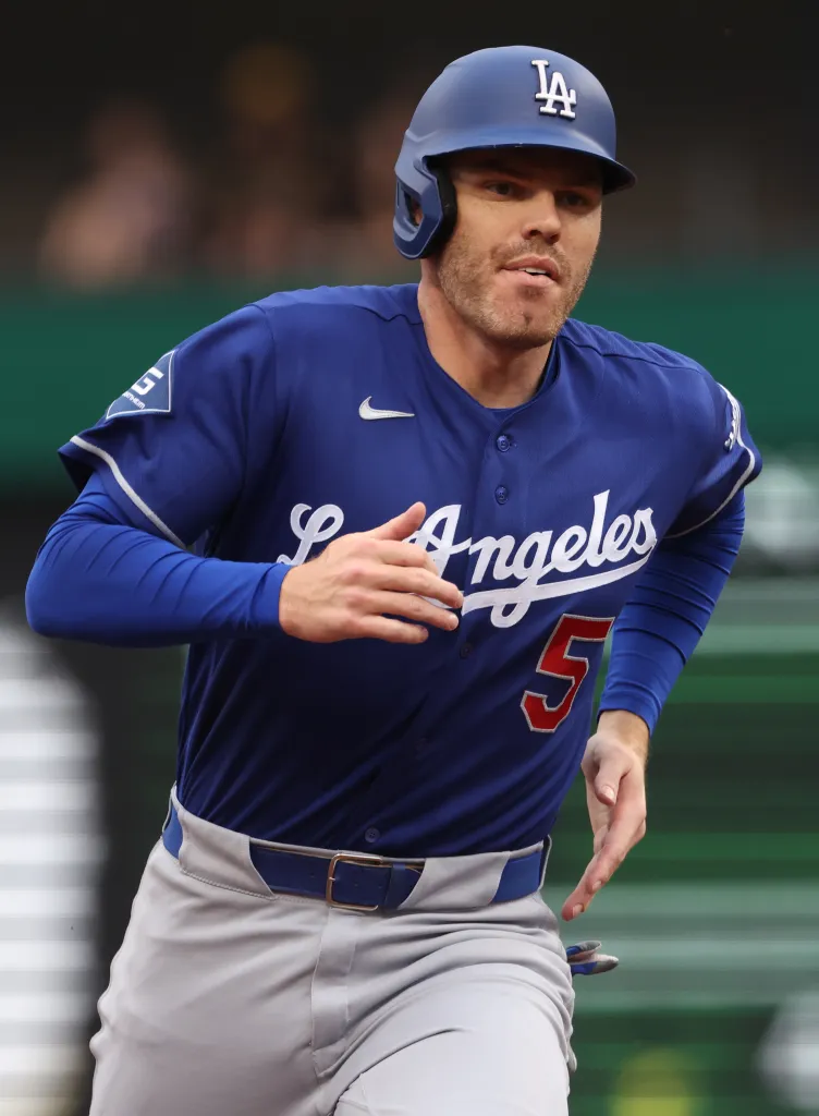 Freddie Freeman running in a Los Angeles Dodgers uniform.