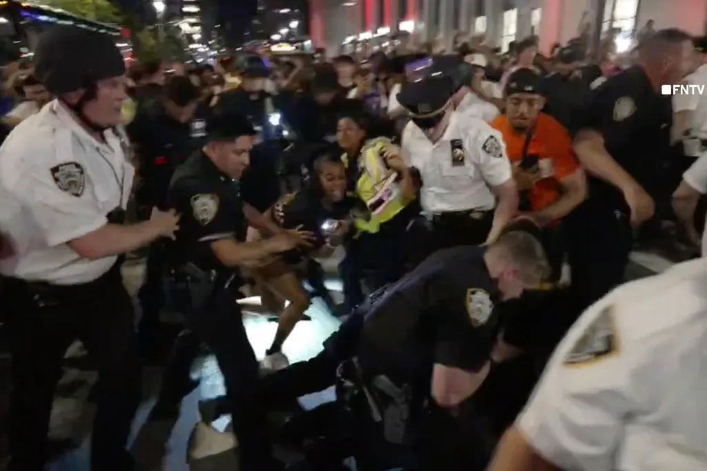 Knicks fans riot