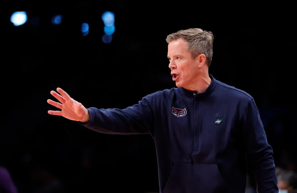Florida Atlantic Owls head coach Dusty May calls out a play during the NCAA Tournament First Round game.