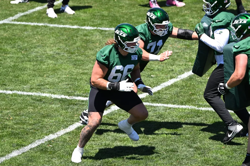 Joe Tippmann (66) of the Jets practices at minicamp.