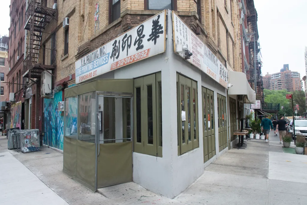 Outside view of Kiki's.