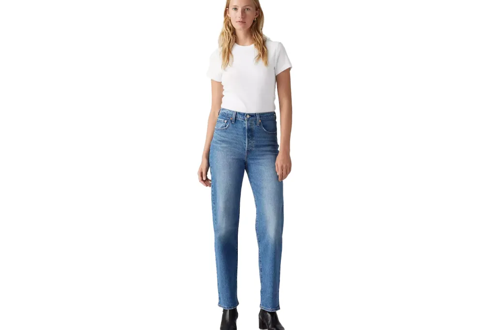 A woman in a white t-shirt and Levi's blue jeans.