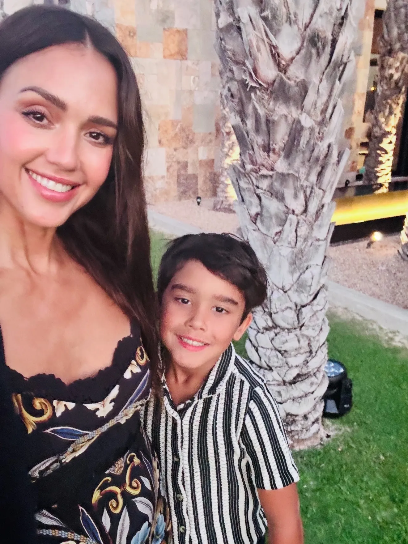 Jessica alba snaps a selfie with her son. 