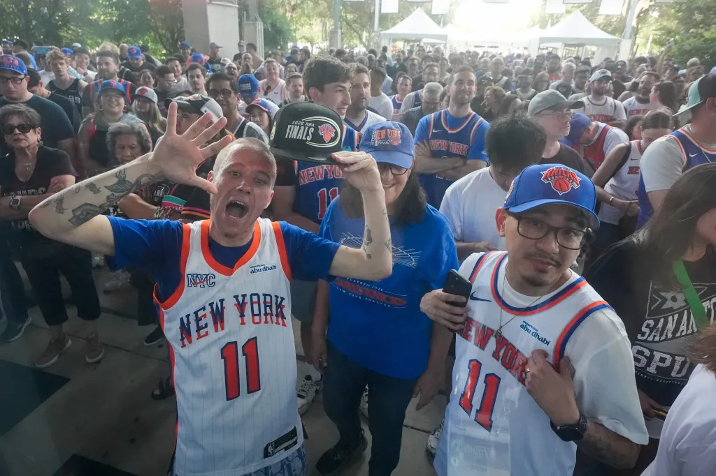 Knicks fans flooded the Frost Bank Center