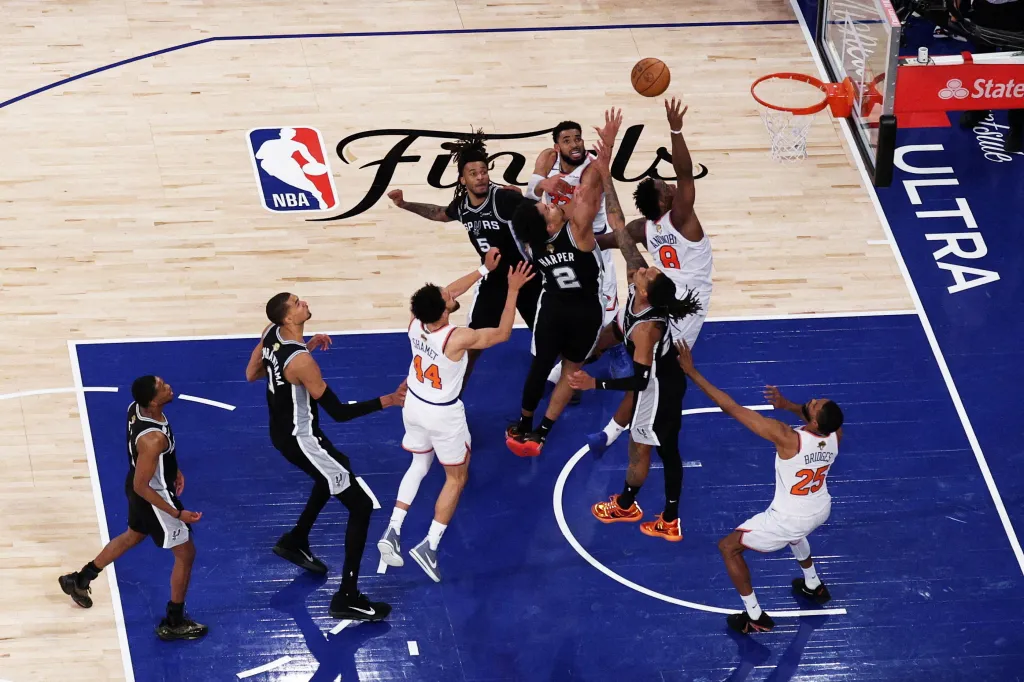 New York Knicks forward OG Anunoby (8) makes a game-winning tip shot against San Antonio Spurs guards Dylan Harper (2) and Devin Vassell (24) during game four of the 2026 NBA Finals in the final second of the fourth quarter at Madison Square Garden.