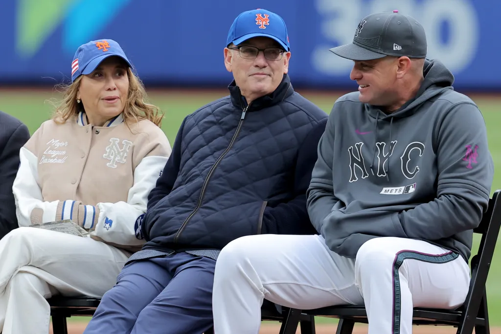 New York Mets owners Alex and Steve Cohen talk to manager Carlos Mendoza during a Mets Hall of Fame induction ceremony.