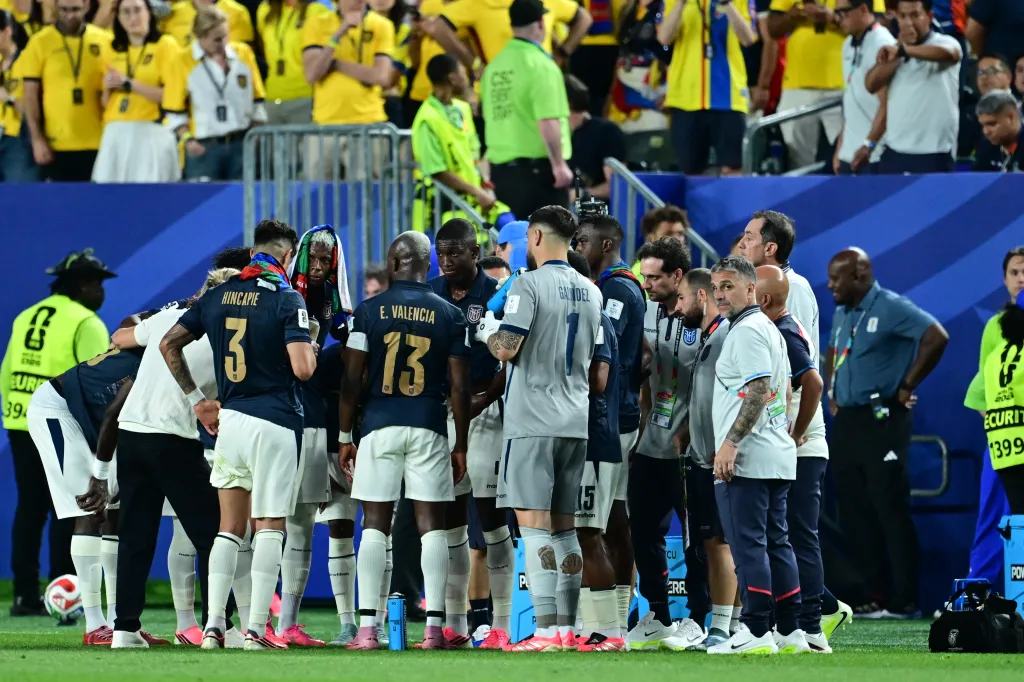 Players of Ecuador gathered during a hydration break in a FIFA World Cup 2026 Group E match against Ivory Coast.
