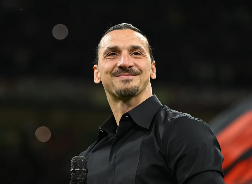 Zlatan Ibrahimović acknowledging the crowd during his AC Milan farewell ceremony.